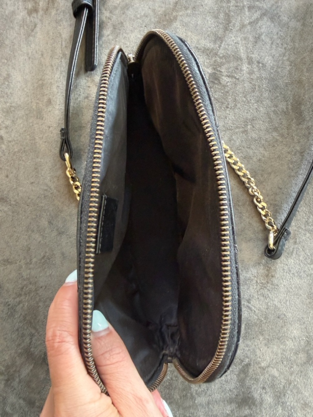 Gucci Black GG Matelasse Calfskin Leather Crossbody Bag, Cosmetic Bag - Picture 4 of 6